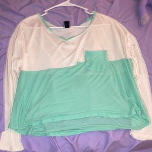 Long sleeve sweatshirt with pocket